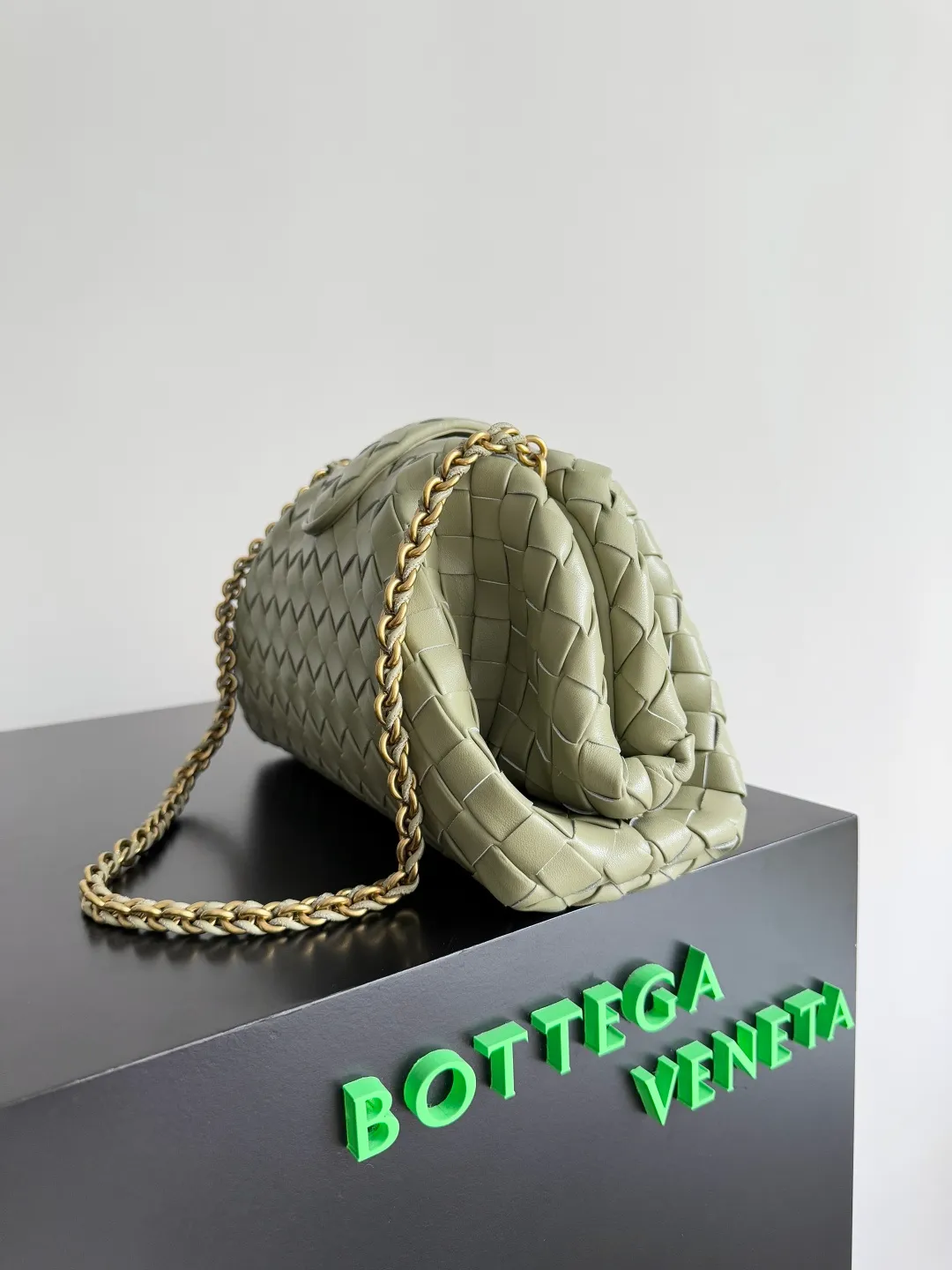 Batch 2260 BOTTEGA VENETA Lady's LAUREN CLUTCH Chain Clutch was inspired by 40 years ago. It is a perfect fusion of classic and modern bags. It is effortless and fashionable for any occasion and at any time. The newly added detachable metal chain allows people to have more ways to carry it. It is grand and elegant. Style No.: 785807 Size: 31.5*16.5*11cm